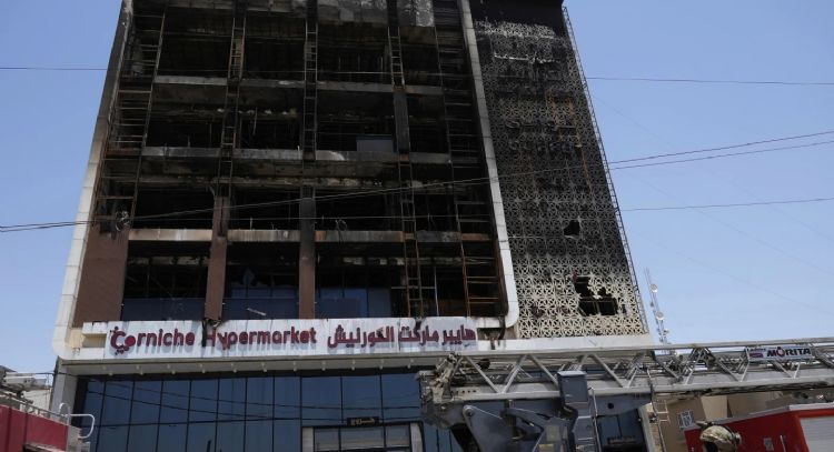 Autoridades intentan identificar 18 cadáveres en el mortal incendio de un centro comercial en Irak