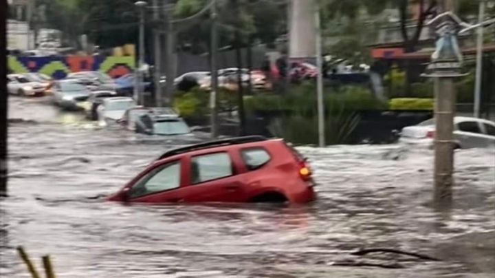 Activan alerta roja por lluvias en Magdalena Contreras; corriente arrastra varios autos (Videos)