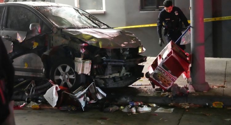 Vehículo embiste a multitud en Los Ángeles; hay 30 personas heridas (Video)