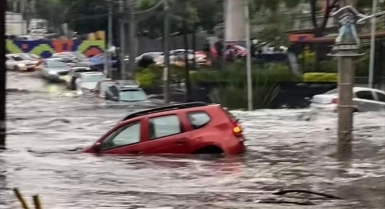 Activan alerta roja por lluvias en Magdalena Contreras; corriente arrastra varios autos (Videos)