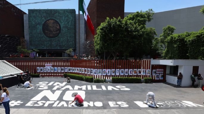 “Espiar no es buscar”: Familiares de desaparecidos clausuran simbólicamente la Cámara de Diputados