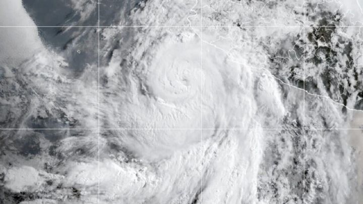 Huracán Flossie se debilita a ciclón categoría 2 frente a la costa de México