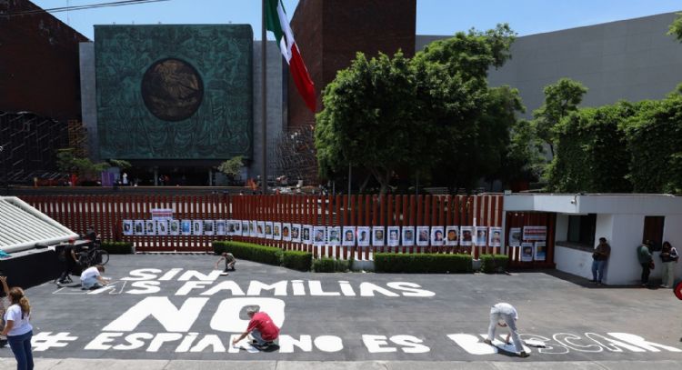 “Espiar no es buscar”: Familiares de desaparecidos clausuran simbólicamente la Cámara de Diputados