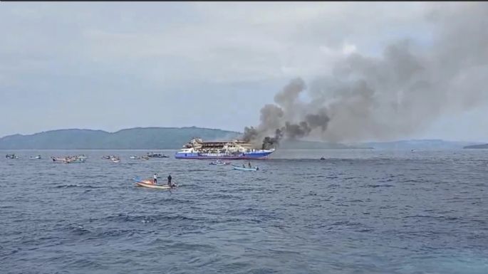Un ferry de pasajeros indonesio se incendia en el mar y deja al menos 5 muertos (Videos)
