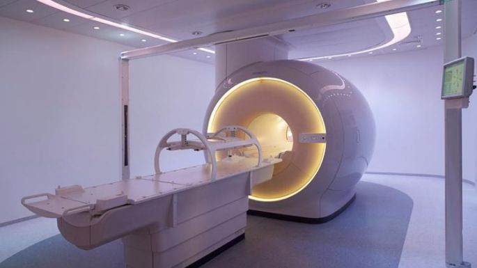 Hombre muere al ser succionado por máquina de resonancia magnética; llevaba una cadena en su cuello