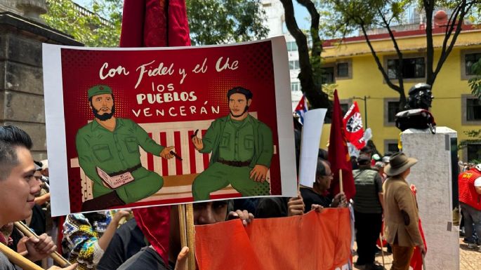 Exigen ponerle el nombre de Fidel Castro a la Plaza San Carlos y restituir esculturas