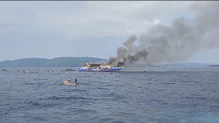 Un ferry de pasajeros indonesio se incendia en el mar y deja al menos 5 muertos (Videos)
