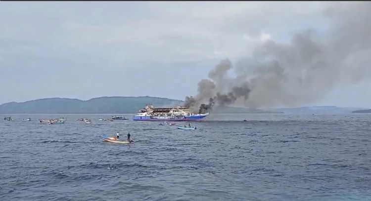 Un ferry de pasajeros indonesio se incendia en el mar y deja al menos 5 muertos (Videos)