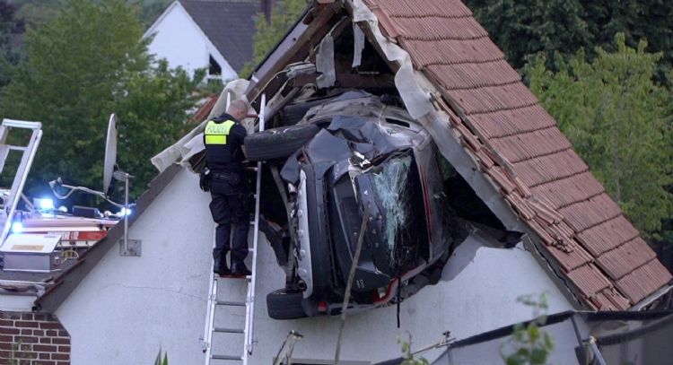 Coche se estrella contra el techo de un granero en Alemania y deja a dos personas gravemente heridas