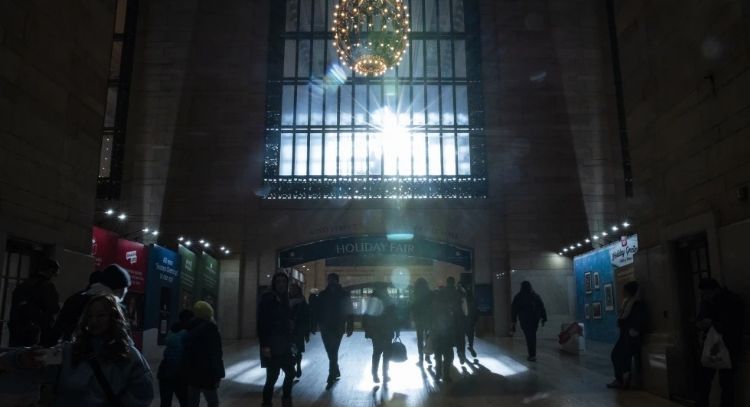Hombre que apuñaló a turistas en estación de tren de Nueva York recibe 26 años de prisión