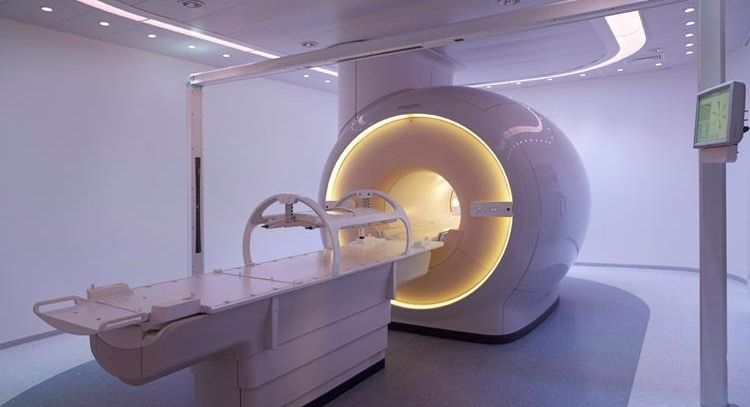 Hombre muere al ser succionado por máquina de resonancia magnética; llevaba una cadena en su cuello