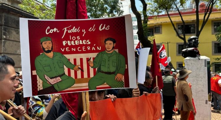 Exigen ponerle el nombre de Fidel Castro a la Plaza San Carlos y restituir esculturas