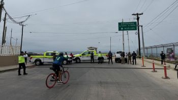 Frenan militares y antimotines a ciclistas que rechazan ampliación de puerto en Ensenada