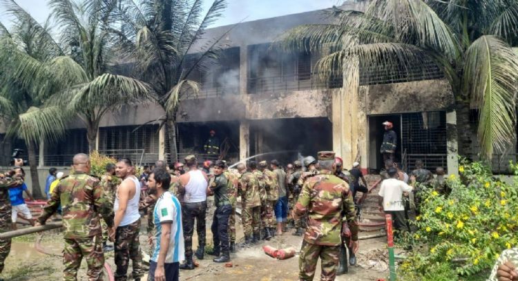 Avión de la Fuerza Aérea se estrella en centro educativo de Bangladesh; hay al menos 19 muertos