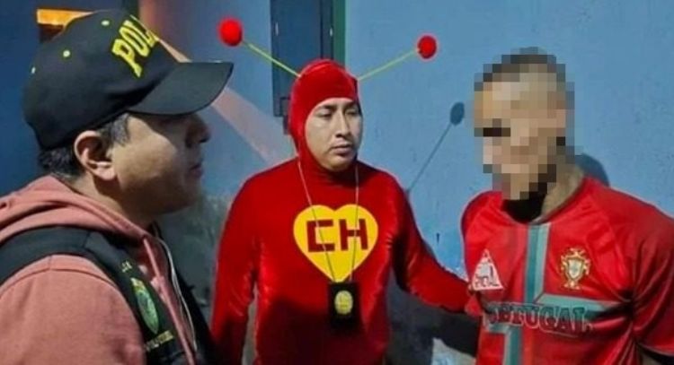 Policía de Perú captura a seis narcomenudistas disfrazado del Chapulín Colorado (Video)