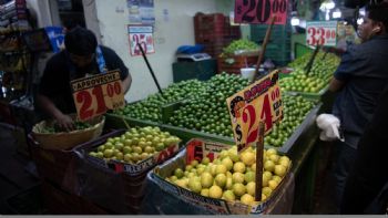 Peso inicia con leve avance pese a nulo crecimiento económico en México y señales mixtas en EU