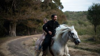 La película “Buen salvaje” mezcla la narcocultura y la relación México-Estados Unidos con la farsa