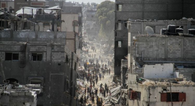 Mueren 25 palestinos por ataques de Israel contra desplazados y personas que esperaban ayuda en Gaza