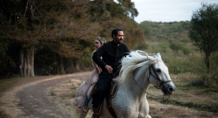 La película “Buen salvaje” mezcla la narcocultura y la relación México-Estados Unidos con la farsa