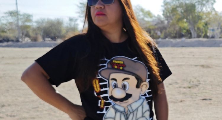 Regidora desata polémica por usar playera de “Super Chapo Bros”