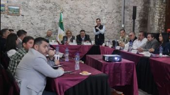 Gobernadora de Chihuahua encabeza mesa de seguridad en Guadalupe y Calvo; acuerda trabajo conjunto