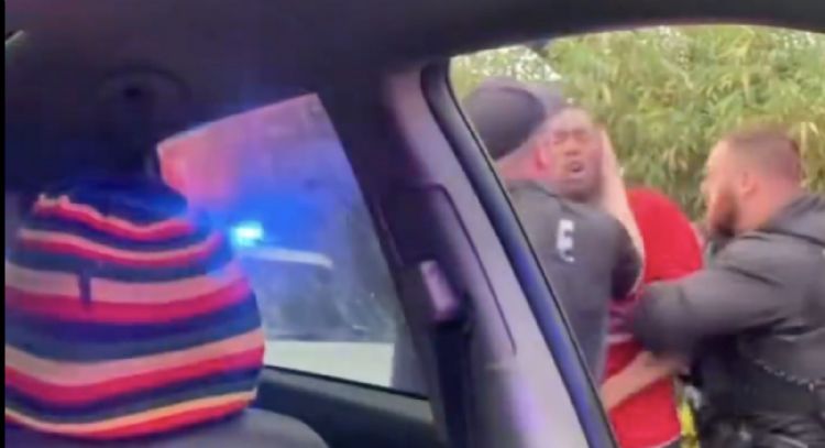 Videos muestran a agentes de Florida golpeando y arrastrando a un hombre negro desde su auto