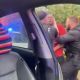 Videos muestran a agentes de Florida golpeando y arrastrando a un hombre negro desde su auto