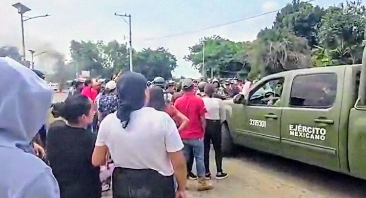 Habitantes de Totolapan realizan bloqueos y quema de vehículos para impedir operativo