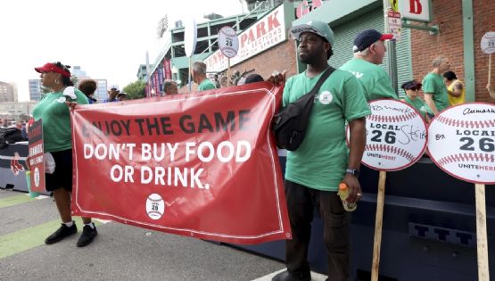 Vendedores de cerveza y alimentos en huelga en Fenway Park durante serie de los Dodgers vs. Red Sox