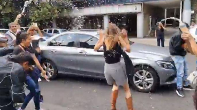 Ximena "N", conocida como “Lady Racista”, es agredida al salir de su audiencia en CDMX (Videos)