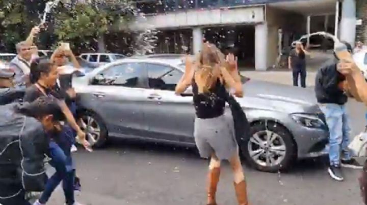 Ximena "N", conocida como “Lady Racista”, es agredida al salir de su audiencia en CDMX (Videos)