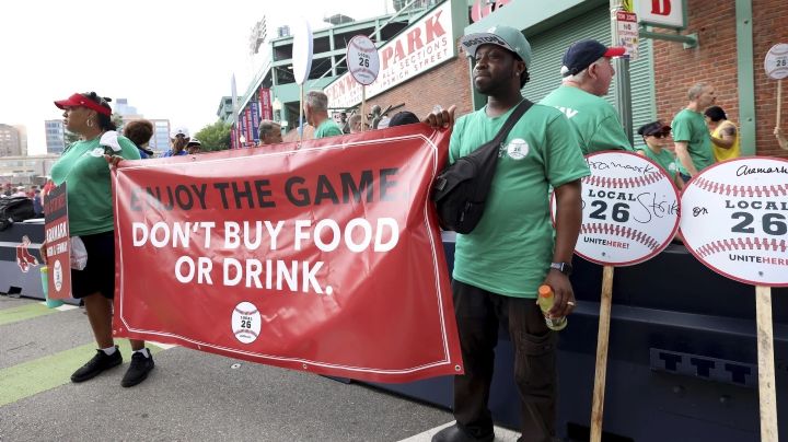 Vendedores de cerveza y alimentos en huelga en Fenway Park durante serie de los Dodgers vs. Red Sox