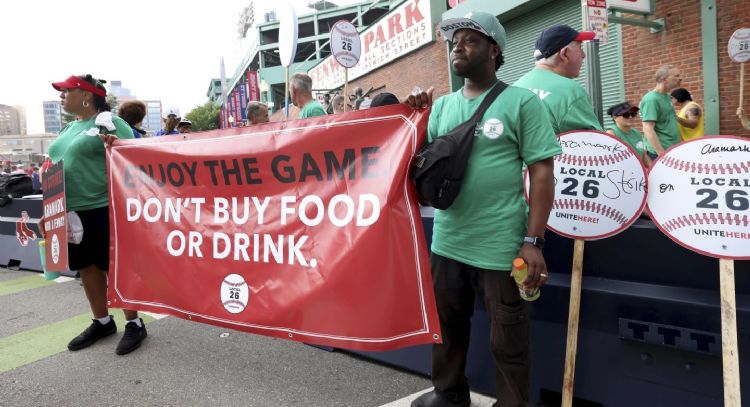 Vendedores de cerveza y alimentos en huelga en Fenway Park durante serie de los Dodgers vs. Red Sox