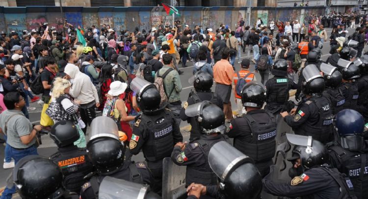 Policías evitan que la tercera manifestación contra la gentrificación llegara a embajada de EU