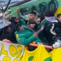 Aficionados del Aldosivi, equipo argentino, se acuchillan entre sí en las gradas (Videos)
