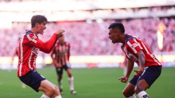 Doblete de Armando González impulsa la victoria 4-3 de Chivas sobre San Luis