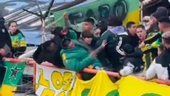Aficionados del Aldosivi, equipo argentino, se acuchillan entre sí en las gradas (Videos)