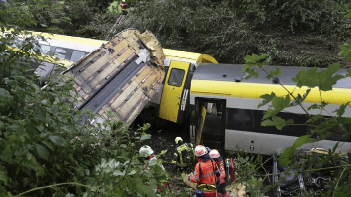 Varias personas resultaron heridas tras el descarrilamiento de un tren de pasajeros en Alemania