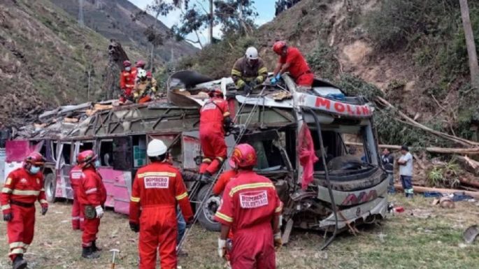 Autobús que viajaba de Lima a la Amazonía peruana se vuelca en una carretera y deja 18 muertos