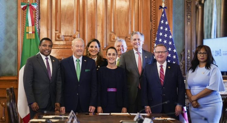 Ronald Johnson presume su “muy buena reunión” con Claudia Sheinbaum