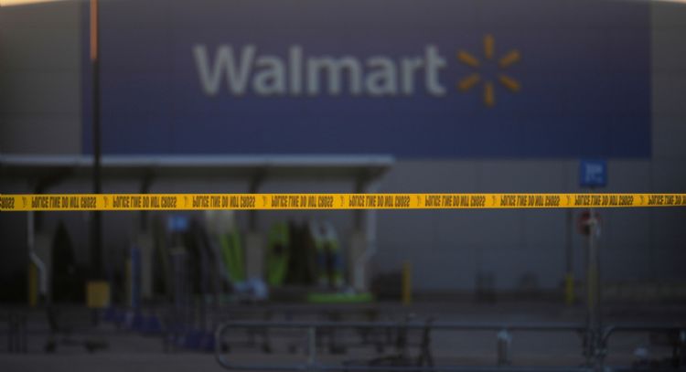 Detienen a un hombre acusado de apuñalar a 11 personas en un Walmart
