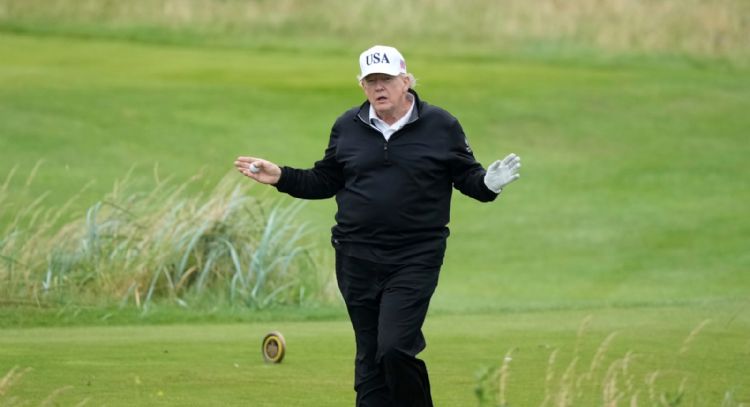 Trump entra a reunión con la UE y advierte que aranceles no bajarán del 15%