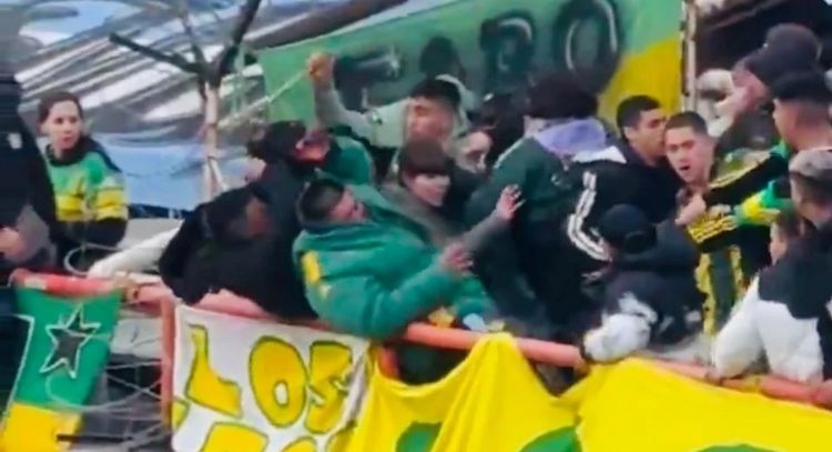 Aficionados del Aldosivi, equipo argentino, se acuchillan entre sí en las gradas (Videos)
