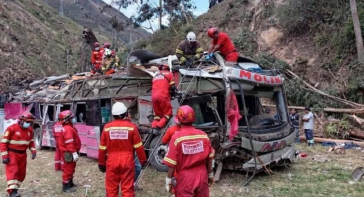Autobús que viajaba de Lima a la Amazonía peruana se vuelca en una carretera y deja 18 muertos