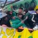 Aficionados del Aldosivi, equipo argentino, se acuchillan entre sí en las gradas (Videos)