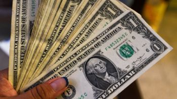 Dólar se fortalece tras pacto comercial entre Estados Unidos y la Unión Europea