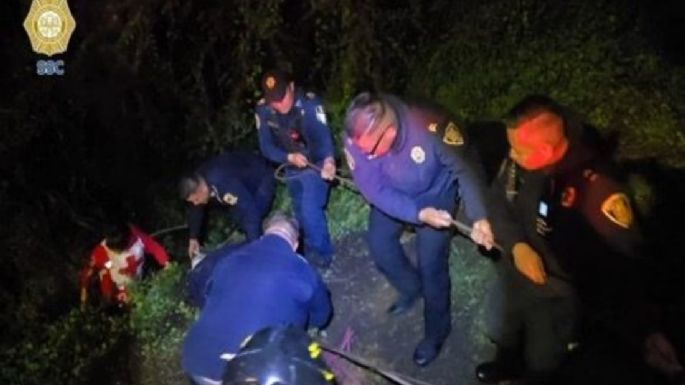 Rescatan a cuatro jóvenes que cayeron en barranco del Bosque de Chapultepec