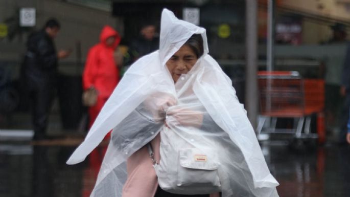 Ondas tropicales 16 y 17 intensificarán las lluvias este martes; alerta por vientos fuertes y oleaje