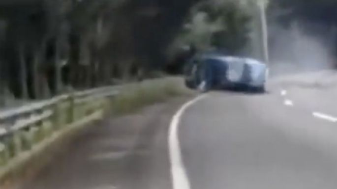 Conductor murió al salir disparado de su auto tras volcar en la México-Cuernavaca (Video)