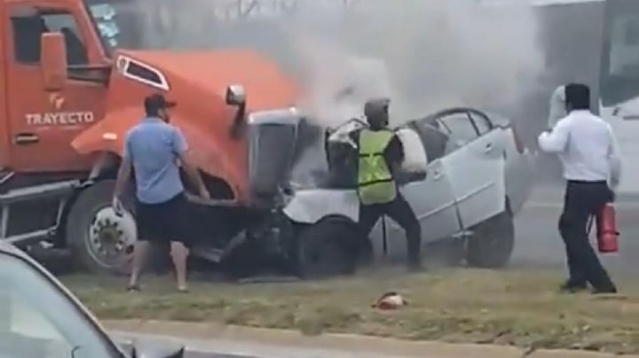 Auto pierde el control y se estrella de frente con un tráiler en Nuevo León (Video)